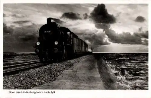 Ak Insel Sylt in Nordfriesland, Dampflok, Über den Hindenburgdamm nach Sylt