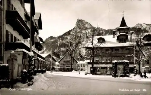 Ak Oberammergau in Oberbayern, Dorfplatz, Kofel