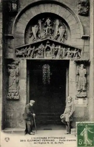 Ak Clermont Ferrand Puy de Dôme, Kirche Notre Dame du Port, Portal, zwei Männer