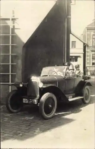 Foto Ak Personen in einem Automobil mit offenem Verdeck