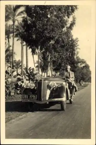 Foto Frau mit Automobil auf einer Straße, Palmen