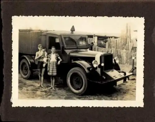 Foto Kinder mit Hund an einem LKW