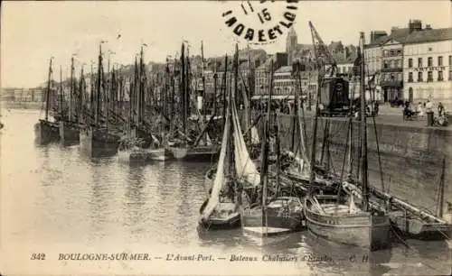 Ak Boulogne sur Mer Pas de Calais, L'Avant Port, Bateaux Chalutiers