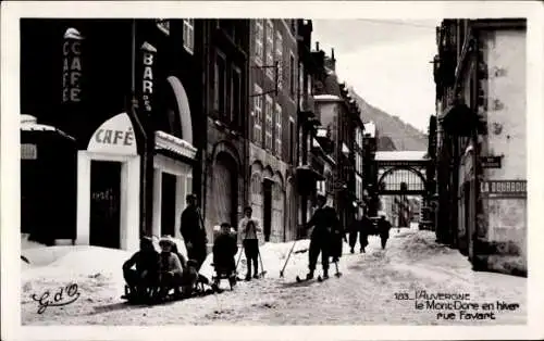 Ak Le Mont Dore Puy de Dôme, l'Auvergne, rue Favart, en hiver