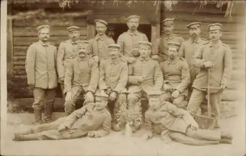 Foto Ak Deutsche Soldaten in Uniformen, Gruppenaufnahme vor einem Blockhaus