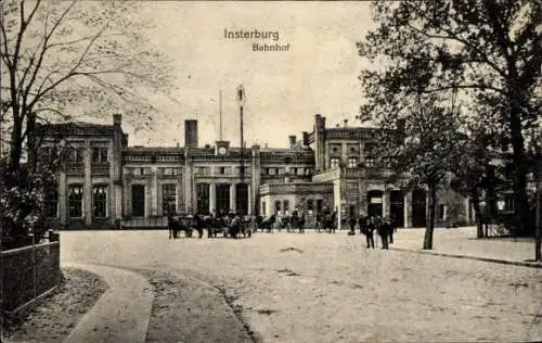 Ak Tschernjachowsk Insterburg Ostpreußen, Straßenpartie am Bahnhof