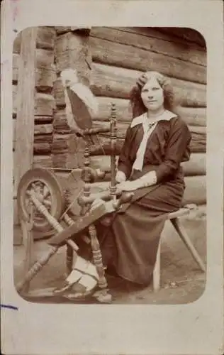 Foto Ak Junge Frau am Spinnrad