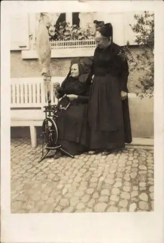 Foto Ak Schwarzwald, Zwei Frauen in Trachten mit Spinnrad