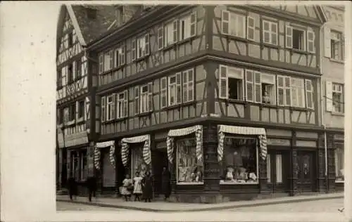 Foto Ak Neu Isenburg in Hessen, Markplatz Ecke Hauptstraße, Fachwerkhaus, Geschäft