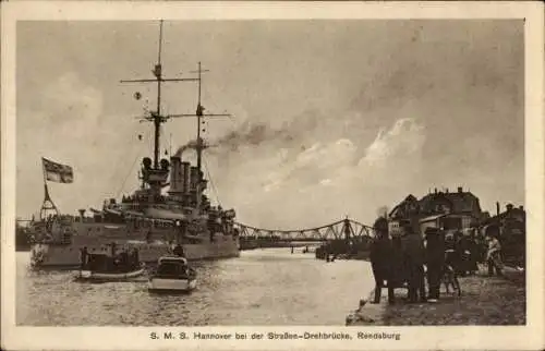 Ak Rendsburg in Schleswig Holstein, S.M.S. Hannover, Straßen-Drehbrücke, Personen