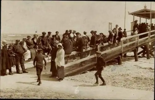 Foto Ak Ostseebad Grömitz in Holstein, Seesteg, Personen