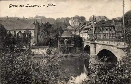 Ak Lunzenau in Sachsen, Flusspartie mit Teilansicht der Stadt