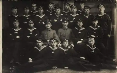 Foto Ak Deutsche Soldaten in Uniformen, Seeleute, Gruppenaufnahme