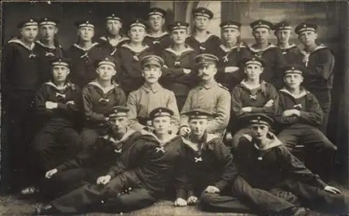 Foto Ak Deutsche Soldaten in Uniformen, Seeleute, Gruppenaufnahme