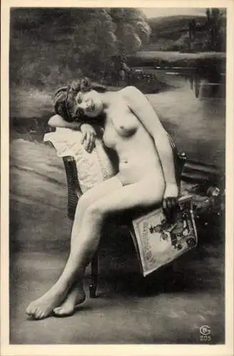Foto Ak Nackte Frau auf einem Stuhl, Frauenakt, Busen, Zeitung