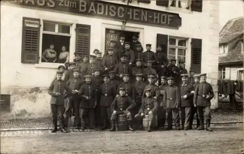 Foto Ak Gaienhofen, Gasthaus zum Badischen Hof, Deutsche Soldaten in Uniform