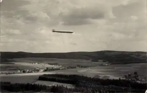 Foto Ak Wernesgrün Steinberg im Vogtland, Panorama, Zeppelin