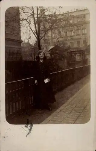 Foto Ak Dresden, Hildegard Viek, Standportrait, Alemannnenstraße 24