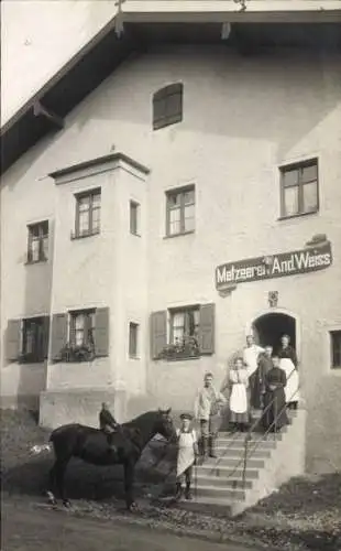 Foto Ak Eggenfelden in Niederbayern, Metzgerei And. Weiss, Familie, Junge auf einem Pferd