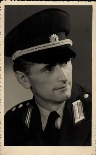 Foto Ak Polizist in Uniform, Schirmmütze, Kragenspiegel, Herbert, Berlin 1947