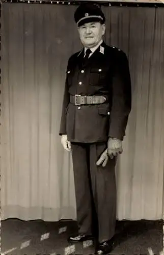 Foto Ak Polizist in Uniform, Standportrait, Schirmmütze, Handschuhe