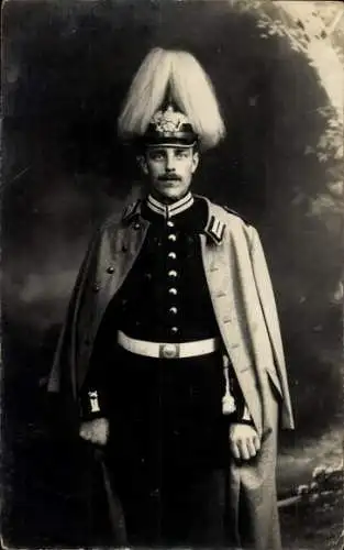 Foto Ak Deutscher Offizier in Paradeuniform, Uniformmantel, Standportrait, Berlin