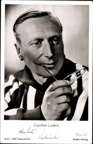 Ak Schauspieler Günter Lüders, Portrait, Autogramm, Brille, Vater braucht eine Frau