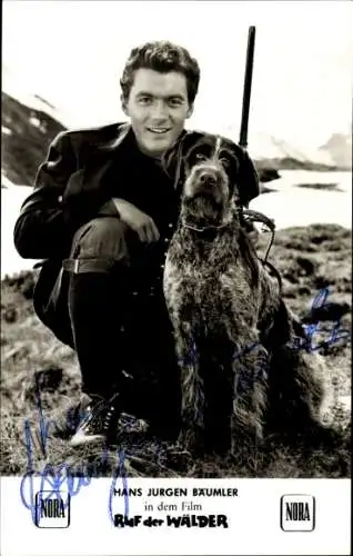 Ak Schauspieler Hans Jürgen Bäumler, Portrait, Autogramm, Hund, Ruf der Wälder, Eiskunstläufer