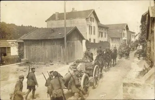 Foto Ak Deutsche Soldaten in Uniformen auf dem Marsch durch einen Ort