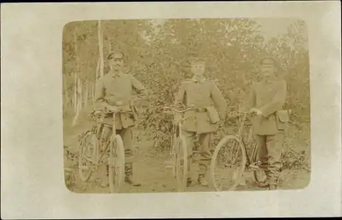 Foto Deutsche Soldaten in Uniformen, Fahrrad-Melder, I WK