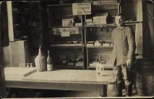 Foto Ak Deutscher Soldat in Uniform in einem Marketender Laden, I WK