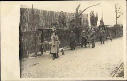 Foto Ak Deutsche Soldaten in Uniformen bauen einen Sichtschutz