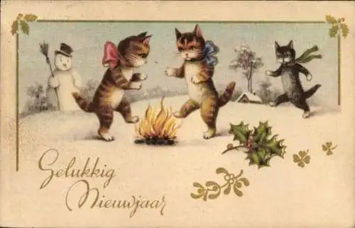 Ak Glückwunsch Neujahr, Vermenschlichte Katzen, Lagerfeuer, Schneemann, Stechpalme