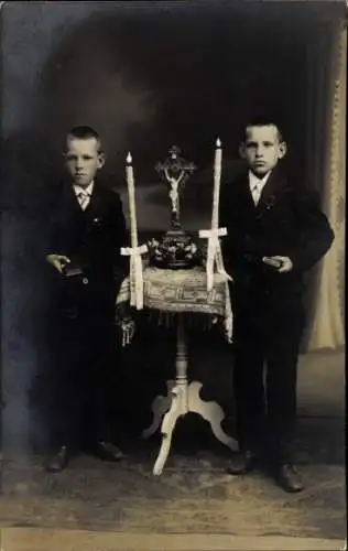 Foto Ak Zwei Jungen in Anzügen, Kreuz, Kerzen, Standportrait