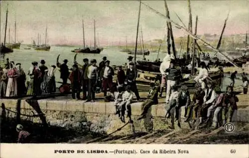 Ak Lisboa Lissabon Portugal, Porto, Caes da Ribeira Nova, Partie im Hafen, Fischerboote, Jungen
