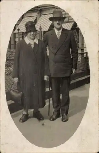 Foto Ak Portrait von einem Paar, Frau im Mantel mit Handtasche