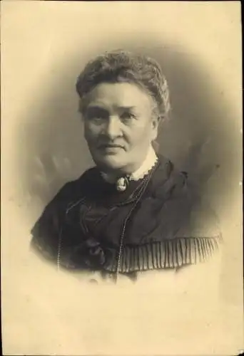 Foto Portrait einer älteren Dame mit Perlenkette