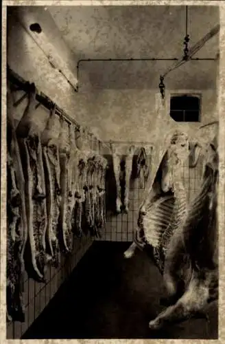 Foto Ak Metzgerei, Fleisch, Tierkörper