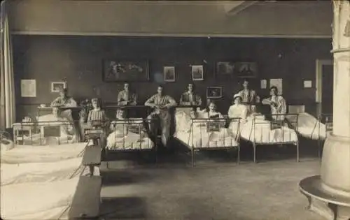 Foto Ak Deutsche Soldaten im Lazarett, Krankenschwestern