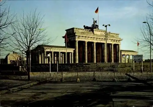 Ak Berlin, Brandenburger Tor nach 13. 08. 1961, Stacheldrahtzaun, Mauer