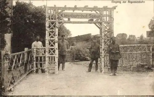 Ak Senur, Kleinbahnhof, Eingang zur Argonnenbahn, Soldaten