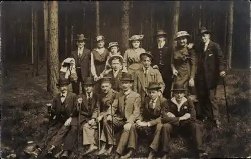 Foto Ak Menschen im Wald, Gruppenbild, Bäume, Gehstock