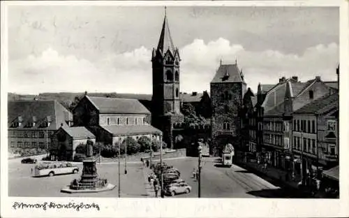 Ak Lutherstadt Eisenach in Thüringen, Karlsplatz, Kirche, Autos, Straßenbahn, Bus