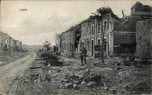 Ak Lens Pas de Calais, zerstörte Häuser, Straße in Trümmern, Soldat