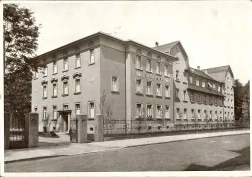 Ak Karlsruhe in Baden Württemberg, Luisenheim, Altersheim, Schwestern des Frauenvereins, Rotes Kreuz