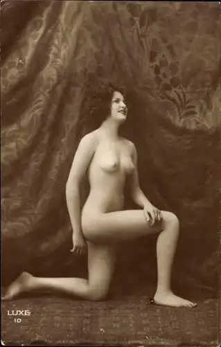 Ak Frauenakt, kniende nackte Frau, Busen
