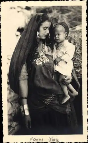 Judaika Foto Ak Junge Jüdin mit Kind, Portrait, Schmuck