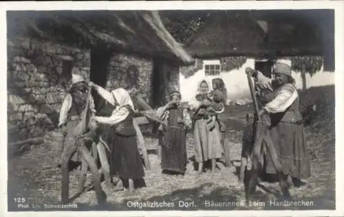 Ak Ostgalizisches Dorf, Bäuerinnen beim Hanfbrechen, Trachten