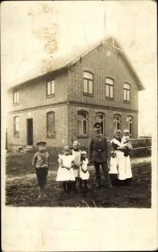 Foto Ak Holstein, Soldat mit Familie