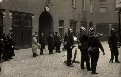 Foto Ak Niederlande, Prinzessin Juliana, Feuerwehr, Jahr 1923